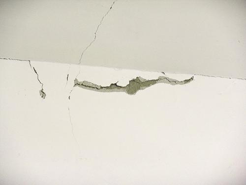 墻面開裂、發霉怎么辦？